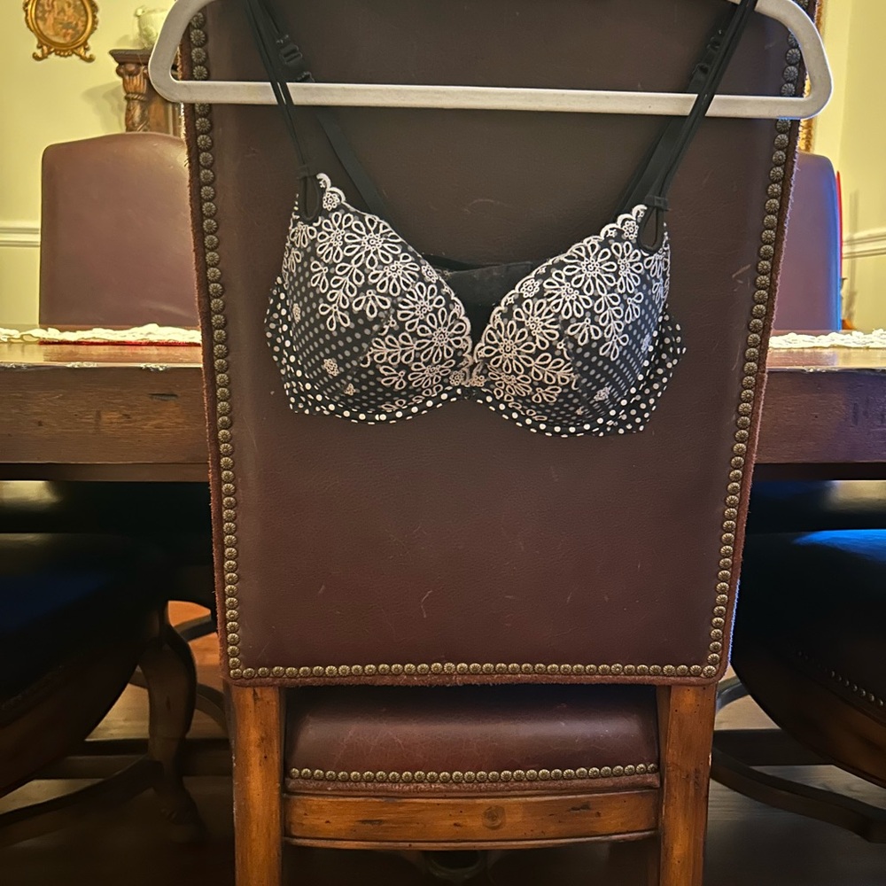 Victoria’s Secret Elegant Black and White Lace Bra